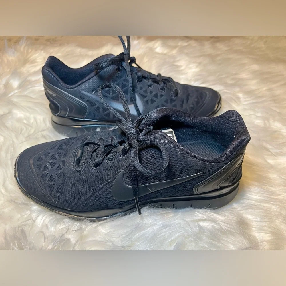 Women’s Nike Size 7- Black on Black Sneakers - Picture 5 of 5